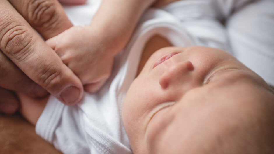 11-dniowe maleństwo i rodzina w swoim świecie – sesja noworodkowa w domu